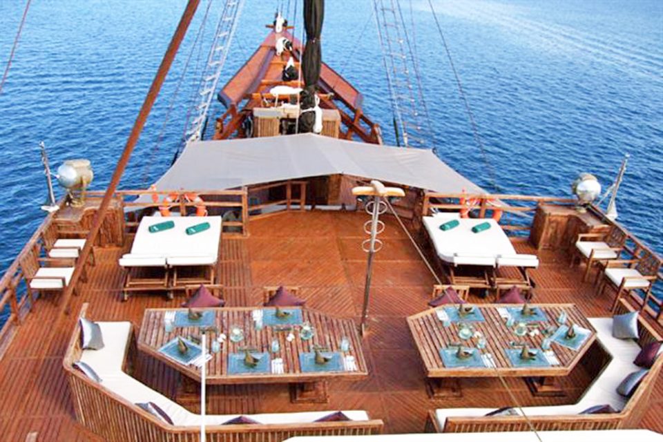 Best Komodo Liveaboard Experience for Couple Rounded Up