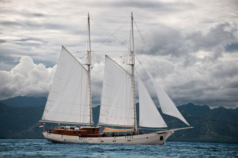 Take a Labuan Bajo trip with Mutiara Laut Yacht