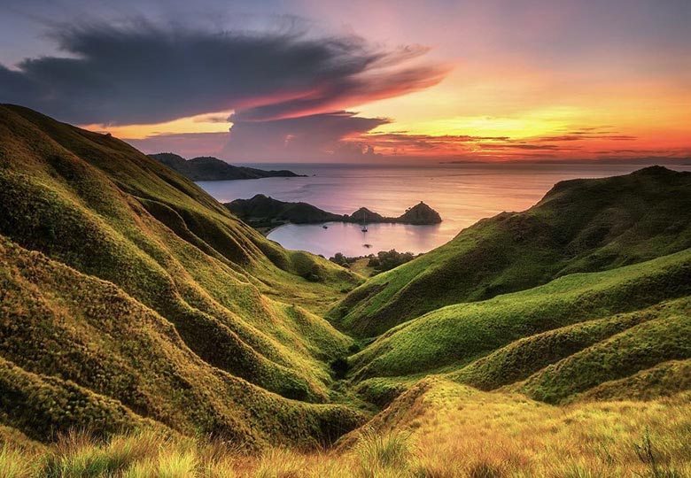 See the sunset in Gili Lawa on your Komodo boat tour.